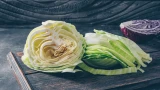 Идеальный салат к мясному блюду: капуста по-корейски, от которой за уши не оттащишь, — простой и вкусный рецепт