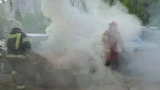 Трое пожарных тушили автомобиль в Умбе