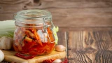 На зиму закатываю острую морковь: отличная закуска — можно также подавать с пельменями