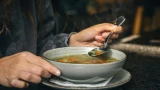 Врачи назвали самый опасный суп: подают на стол почти в каждом доме — отравляет организм