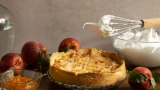 Затмит обычную шарлотку: пирог с яблоками из песочной крошки — незаменимый десерт к чаю