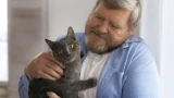 Мужчинам нужно держать дома кошек: влияют на здоровье и увеличивают срок жизни — от каких болезней они берегут хозяев