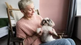 Может ли животное скрасить старческое одиночество — кого взять: советы психолога Миланы Ореховой