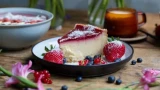 Вкуснее сырников: нежнейшая творожная запеканка с ягодами — удивительно простой и эффектный десерт