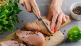 Такой сочной куриной грудки ещё не пробовали: новый способ — «запечатавает» сок внутри