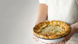 Дрожжевой пирог с молодой капустой: пышное тесто и сочная начинка — свежая выпечка с пылу-жару