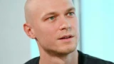 Настоящая фамилия Юры Борисова: актёр отказался от родной «алкогольной» — покорил Голливуд