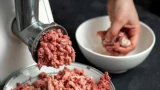Мясорубка не крутит, а «жуёт»: фарш вылезает обратно — виноват не прибор, а ваши ошибки