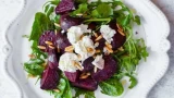 Салат со свеклой и козьим сыром: простое сочетание нежных вкусов — полезно, красиво и готовится быстро