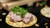 Шикарная закуска из варёного мяса: в 100 раз вкуснее колбасы — съедается быстро, ни кусочка не остаётся