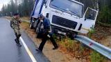 В Мурманской области грузовик съехал с трассы