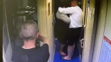 Демонстрировал вседозволенность: пассажир напал на начальника мурманского поезда