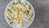 Хрустящий лук и ароматный картофель: рецепт приготовления нежного салата к домашнему застолью — быстро и просто