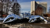 Давай, до свиданья: надувного краба в Мурманске убирают на зиму
