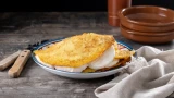Прекрасный десерт на завтрак: творожно-бисквитный омлет, который заменит пирожные, — 15 минут, и всё готово
