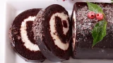 Колдовской шоколадный рулет с кремом: рецепт для чайников — 15 минут и готово