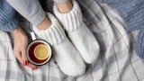 Ноги мёрзнут даже в тёплых носках: 3 опасные причины — когда уже пора бежать к врачу