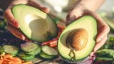 3 способа хранения авокадо: не испортится и не покроется пятнами — сохранит свежий вид и вкус