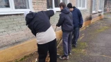 В Оленегорске школьники на каникулах облагораживают город