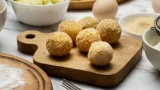 Творожные шарики «Кваркини»: выпечка без духовки выручает в будни — 15 минут и готово