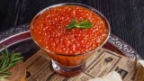 Что не так с красной икрой: деликатес может испортить Новый год — как не купить просроченную