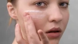 Долго пыталась увлажнить лицо, наносила средства лопатой: сделала только хуже — 4 главных ошибки в уходе