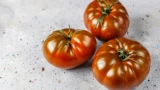 Нашла удивительный сорт помидора: с него легко счищается шкурка — без всякого ошпаривания кипятком