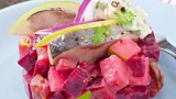 Смачный салат из свёклы и селёдки: не винегрет и не «шуба» — никто не догадывается, что так можно