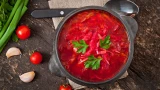 Семья уплетает за обе щеки: вкуснейший борщ с говядиной — этот кулинарный шедевр хочется есть всегда