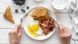 Диабетики, перестаньте есть яйца: обычный завтрак вредит исподтишка — врач привела неожиданные факты