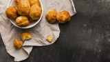 Готовлю картофельные пончики с разной начинкой: всего 10 минут, и на столе ресторанное блюдо — накидываются так, будто приехали из голодного края