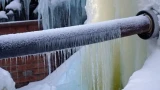 Пластиковые трубы замёрзли: отогреть очень просто — без проблем растопят лёд 3 способа