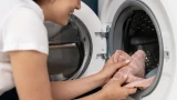 Фу, что это за запах: почему ваша стиральная машина начинает вонять — и как навсегда вернуть ей аромат горной свежести