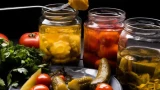 Сохраняю открытые банки с соленьями месяцами: без консервации, а не тухнут - способ удивит даже вашу бабушку