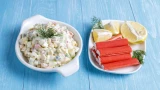 Красиво, празднично, майонезно: современный актуальный рецепт крабового салата — беспроигрышная классика всего за 20 минут