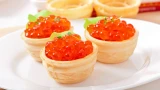 Простая и вкусная закуска на Новый год: тарталетки с красной икрой и крабовым муссом — точно закончатся в первую очередь