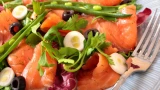 Гости расхватают этот салат за 15 минут: вкуснейшая «Женская слабость» с сёмгой — вкусный Новый год