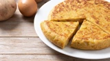 Секрет сытного ужина для всей семьи: быстрый заливной пирог — 40 минут в духовке и ароматная корочка на столе