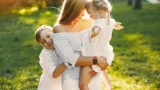 Бежевые мамы: современные матери отказываются от ярких цветов для детей — почему весёленькие рацветки вышли из моды