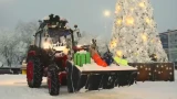 В Мурманске экскаватор с Дедом Морозом и подарками в ковше работает на улице [видео]