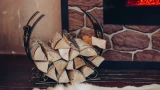 Дрова в печку закладываю особым способом: горят дольше, а расход в 2 — 4 раза меньше — тепло идёт не в дымоход, а греет дом