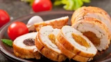 На Новый год всегда готовлю мясной рулет с шампиньонами: отличное блюдо — идёт на ура
