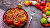 Сытный обед без лишних хлопот: фаршированные перцы под сырно-томатным соусом — с изюминкой