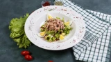 Салат с тунцом готовится считанные минуты: очень нежный и сочный, а калорий минимум — как раз то, что нужно на новогодних каникулах