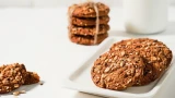 Пока все дома — готовим всей семьёй: овсяное печенье с изюмом и грецкими орехами