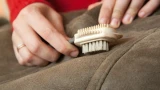 Грязь с дивана уйдёт сама: простой раствор на основе 2 ложек с мощным эффектом