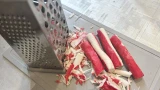 Тру на терке самые дешевые крабовые палочки, и получается ресторанное блюдо — 30 минут и 97 рублей на всё