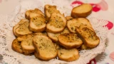 Закуска по-мужски на 23 февраля: ржаные гренки с чесноком и беконом — этот рецепт заставит забыть о фастфуде