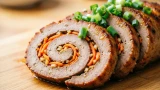 Закуска на миллион: рецепт нежных рулетиков из печени — два варианта начинки сразят ваших гостей