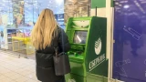 Банки ограничат выдачу наличных в кассах: кого коснется «заморозка» на 48 часов?
